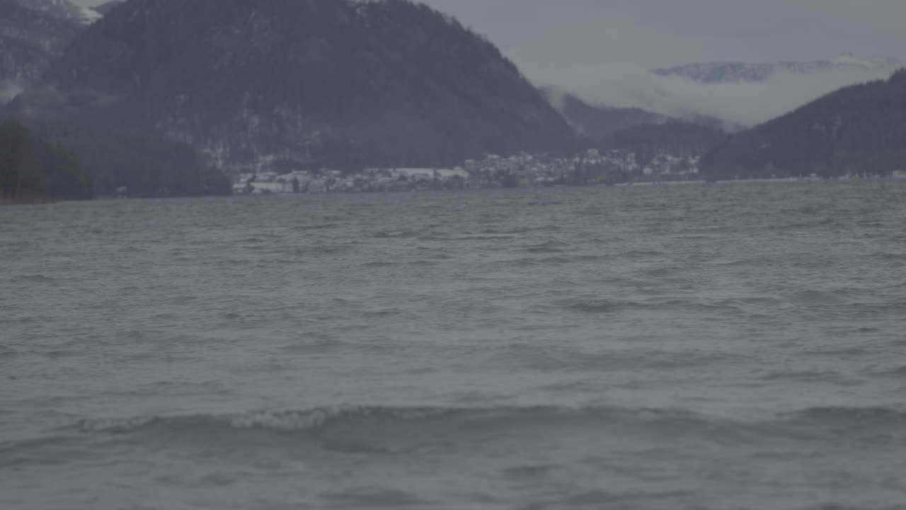 호수와 산이 있는 겨울 풍경