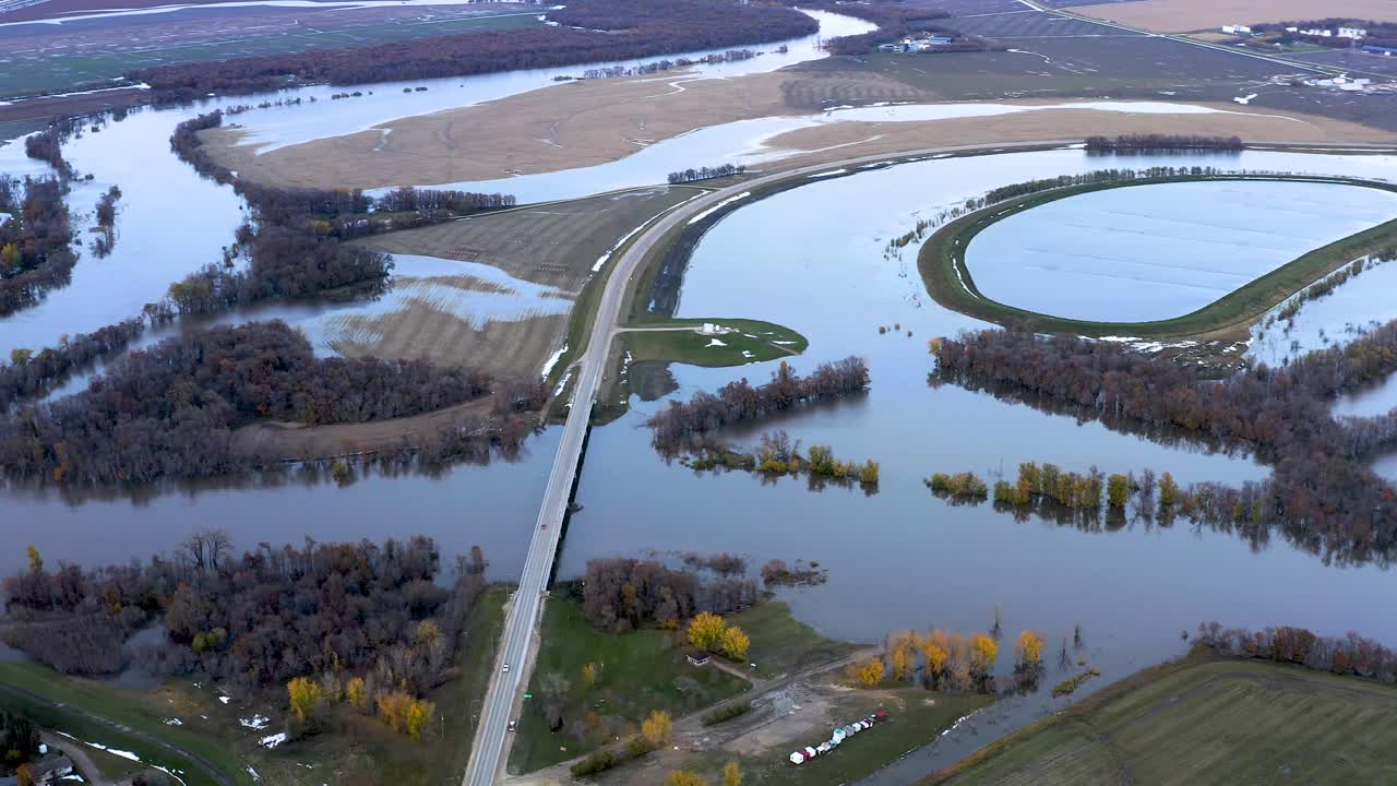 Flyfoto av Røde elv som flommer over om høsten nær Morris, Manitoba, som følge av en ekstrem vinterstorm.