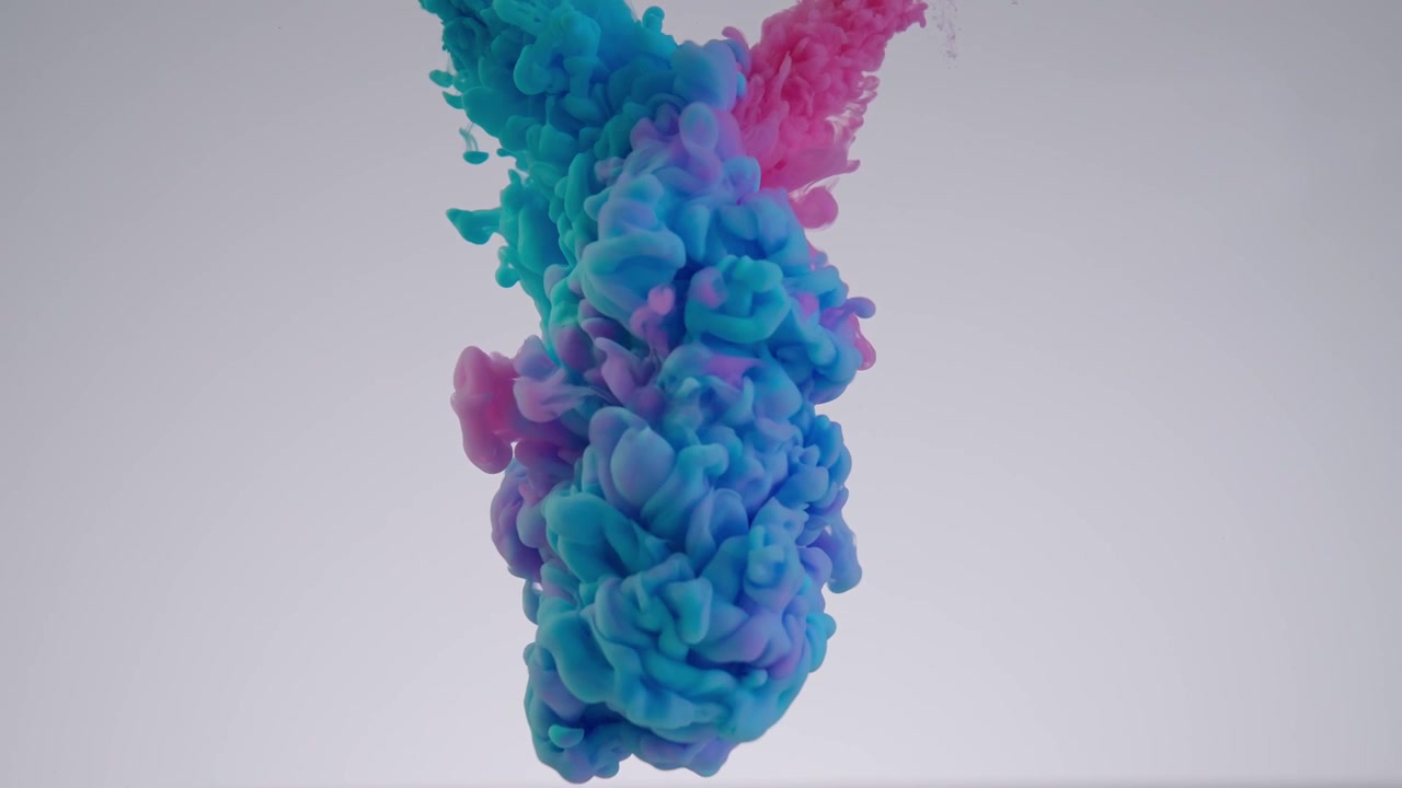 Levende blå og pink blæk blandes i slowmotion