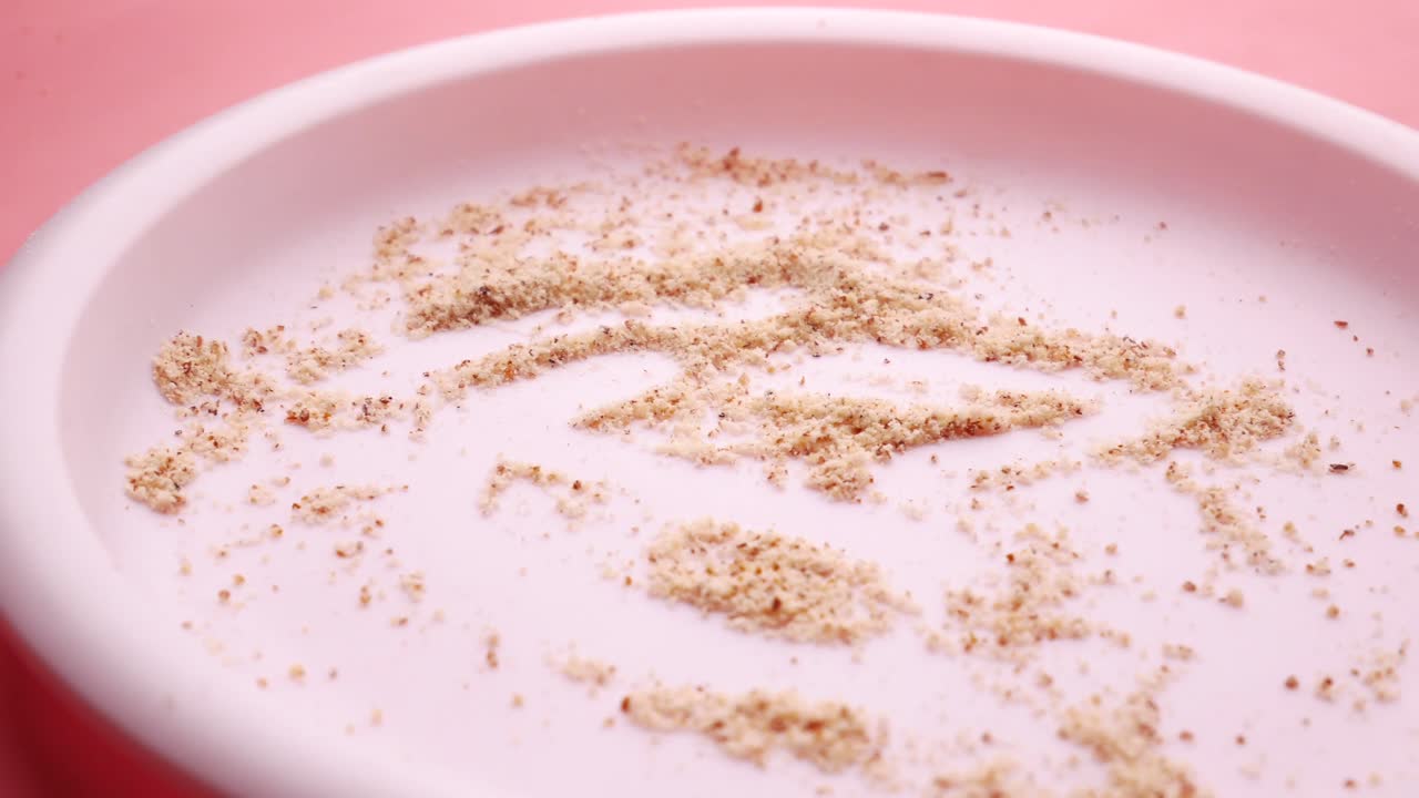 almendras molidas en un plato rosado