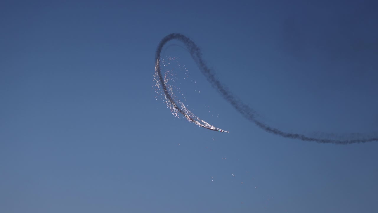 피로테크닉 항공기가 전시하는 동안 불꽃놀이를 방출하는 트래킹  ⁇