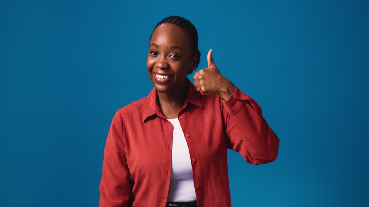 mujer haciendo un gesto de pulgar hacia abajo