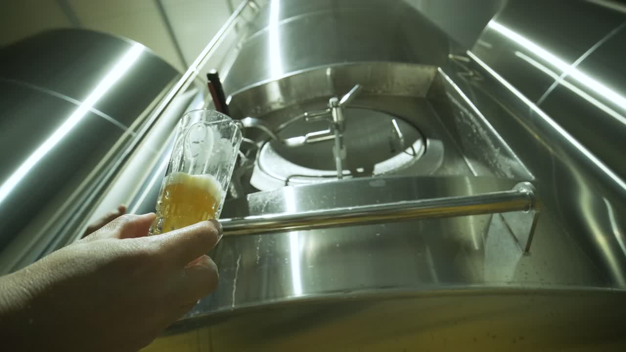 cervecería artesanal moderna. producción de cerveza artesanal. equipo moderno en la cervecería