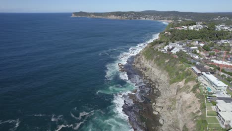 Hoteles-Y-Alojamientos-En-Un-Promontorio-Escarpado-Cerca-De-La-Playa-De-Avoca-Norte-En-La-Región-De-La-Costa-Central-De-Nueva-Gales-Del-Sur-En-Australia