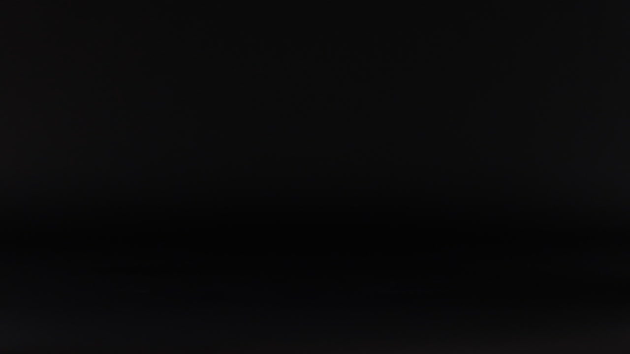 bola de tenis rebotando contra un fondo oscuro