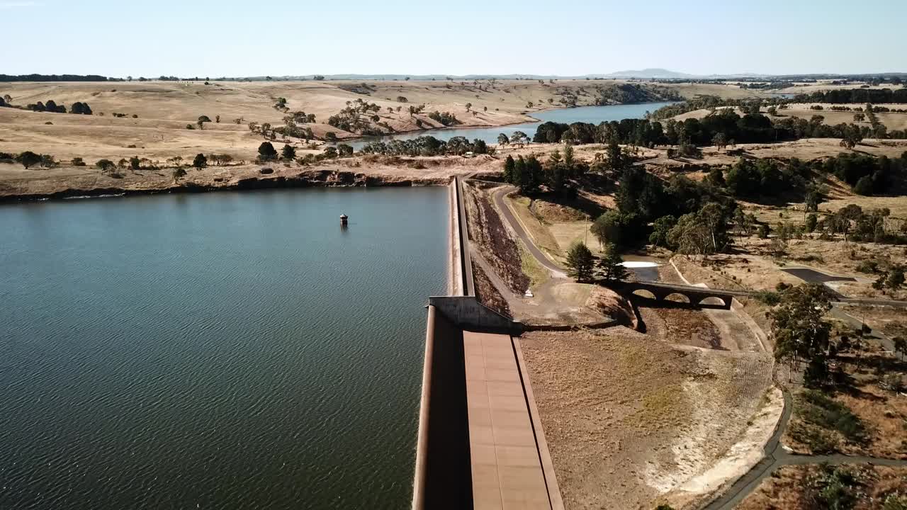 vista aérea de la pared superior de la presa del embalse de coliban, victoria central, australia, enero de 2019
