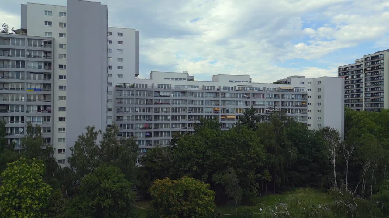 멋진 공중 뷰 비행 게토 미리 제작 된 건물 mehringplatz 장소 도시 베를린 steglitz, 독일 2023 년 여름 날