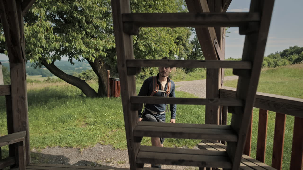 배낭을 맨 등산객 남자