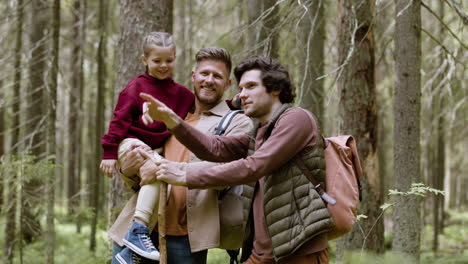 familia disfrutando de la naturaleza