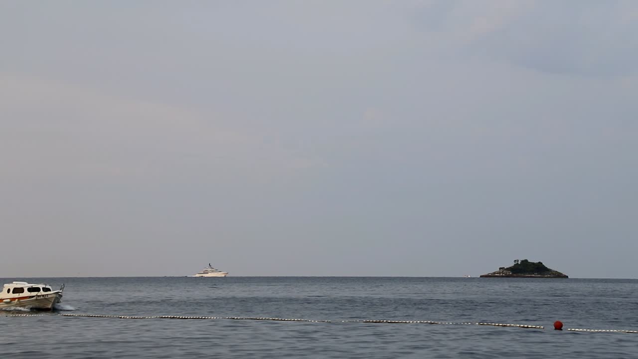 슬로우 모션으로 크로아티아의 우울한 휘허에 있는 작은 어선