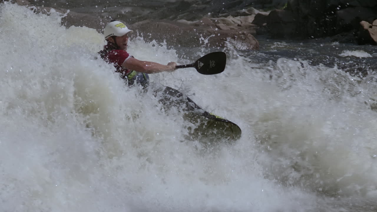 primo piano in kayak sulle rapide d'acqua