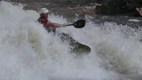 Cerrar-Kayak-En-Rápidos-De-Agua