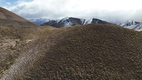 Snow-capped-mountains-in-Lindis-Pass-on-the-South-Island-of-New-Zealand