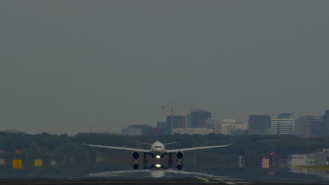 aterrizaje de avión en la ciudad