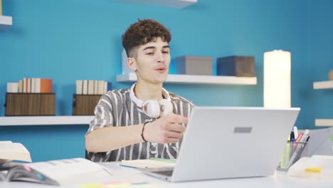 el estudiante que dice wow, sorprendido por la computadora portátil.
