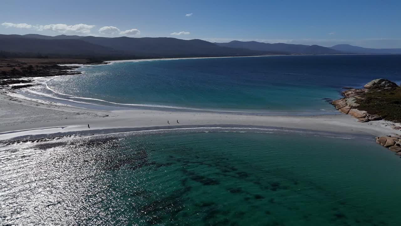 turista en el camino de la playa de arena visitando la isla de diamond durante un día soleado en tasmania, australia