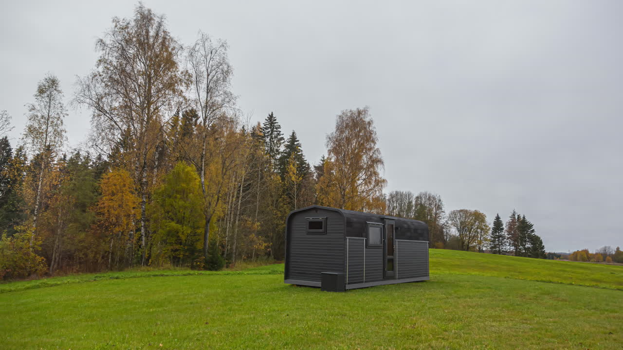 cabaña rural durante el cambio de estaciones y condiciones climáticas - toma de time-lapse