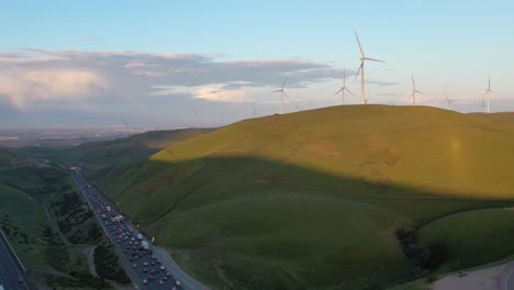 Luftaufnahme-Von-Windrädern-Auf-Einem-Nahe-Gelegenen-Hügel