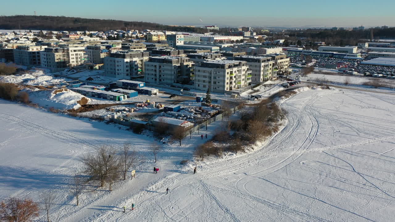 Drone-ilmakuva Zlicinin lumipeitteisistä asuinrakennuksista talvella, Prahan esikaupunkialueelta Tšekistä.
