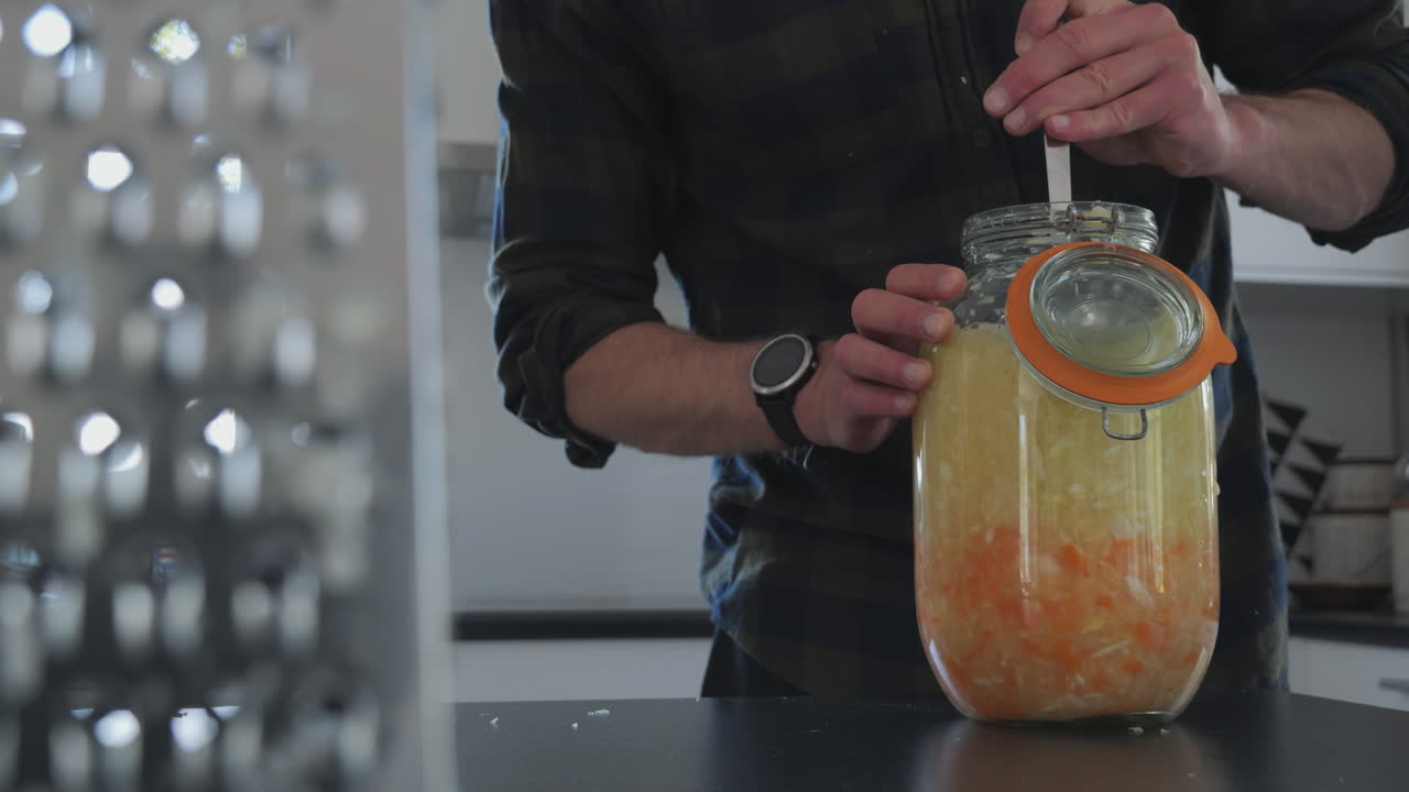 집에서 소금에 절인 양배추를 준비하는 사람, 발효 과정 시리즈 파트 4