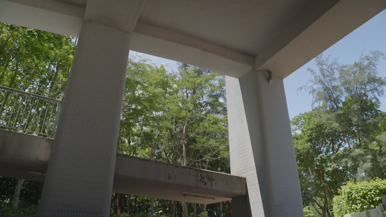 esquina de edificio de hormigón con sombras abstractas en hong kong