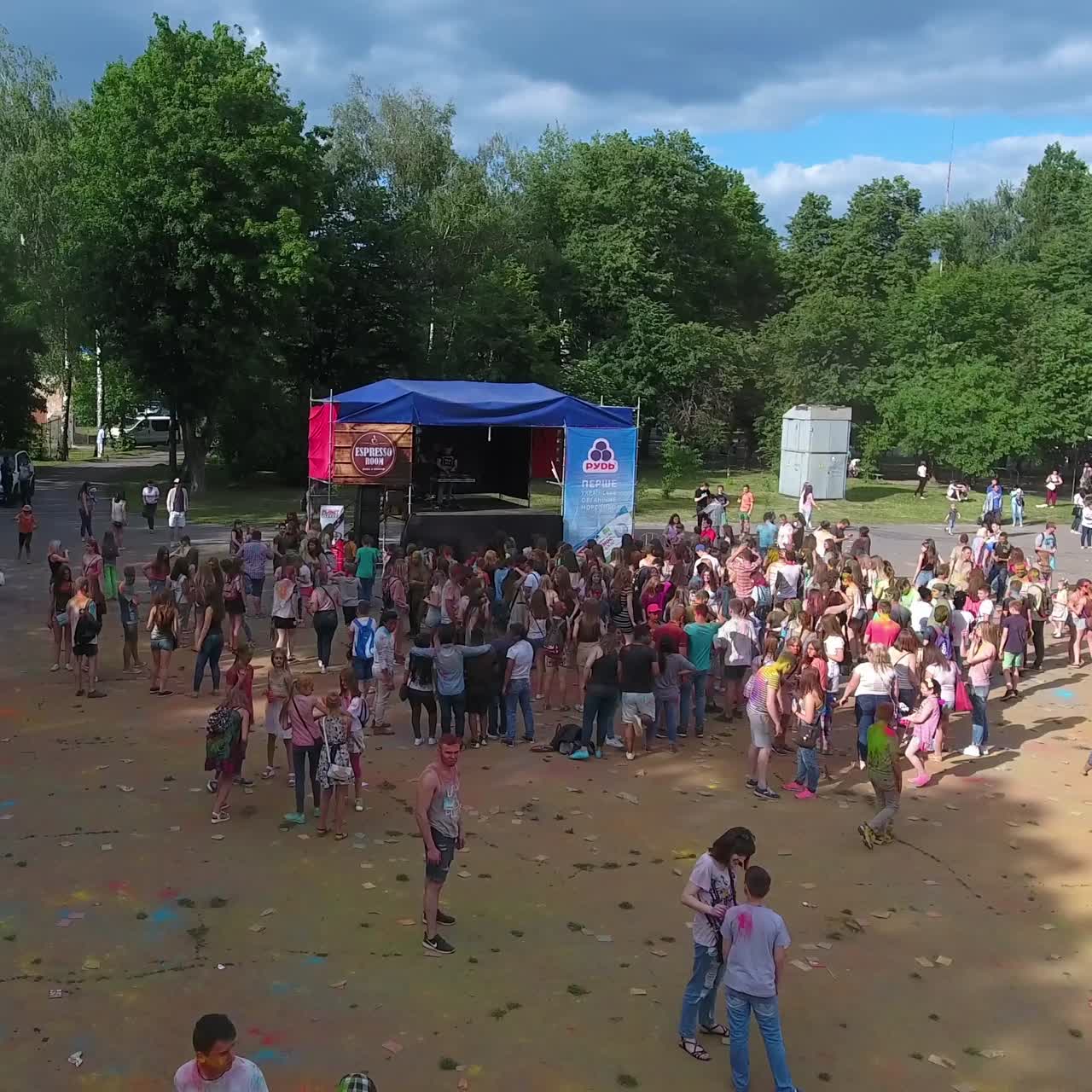 Farvefestival i en bypark. VINNITSA, UKRAINE - JULI 2017: Folk hygger sig under farvefestivalen i en bypark i Vinnitsa.