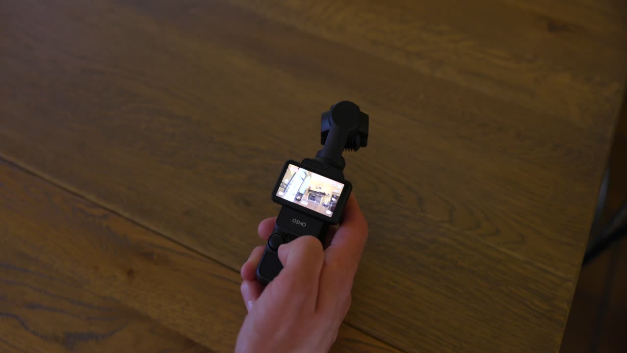primer plano en la pantalla activamente iluminada de la cámara móvil de mano estabilizada dji osmo pocket 3 durante la filmación