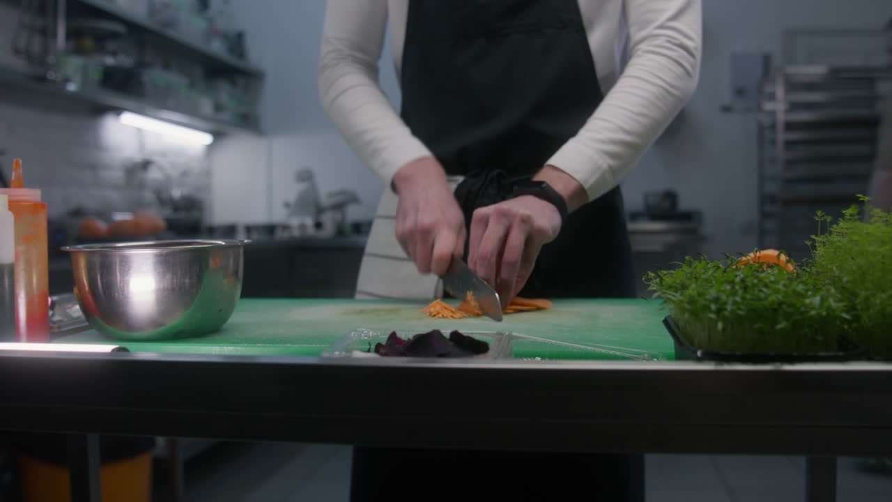 el chef cortando zanahorias
