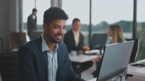 persona de negocios que trabaja en la computadora en la oficina