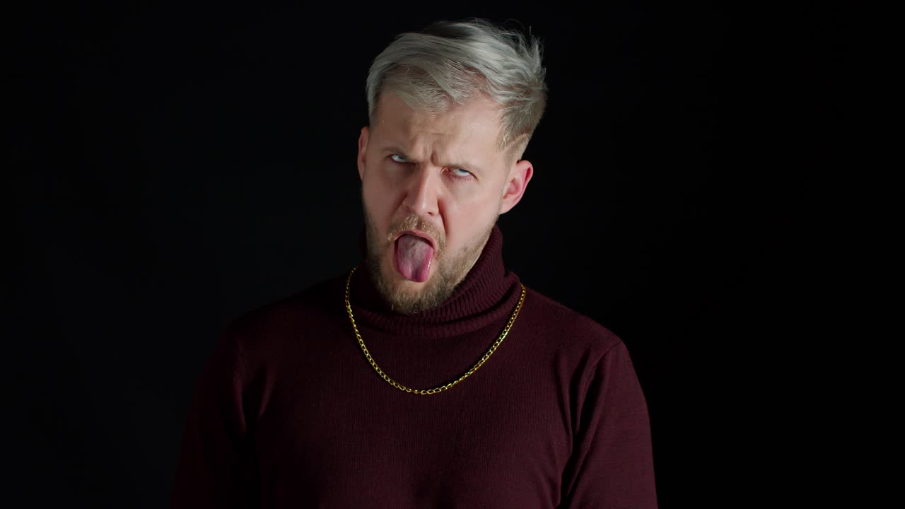 어리석은 코한 스타일리시한 남자, 웃긴 한 얼굴을 하고, 청한 척하고, 혀를 보여주는, 뇌가 없는