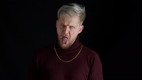 estúpido cómico elegante hombre haciendo una cara graciosa tonta grimace, haciendo el tonto, mostrando la lengua, sin cerebro