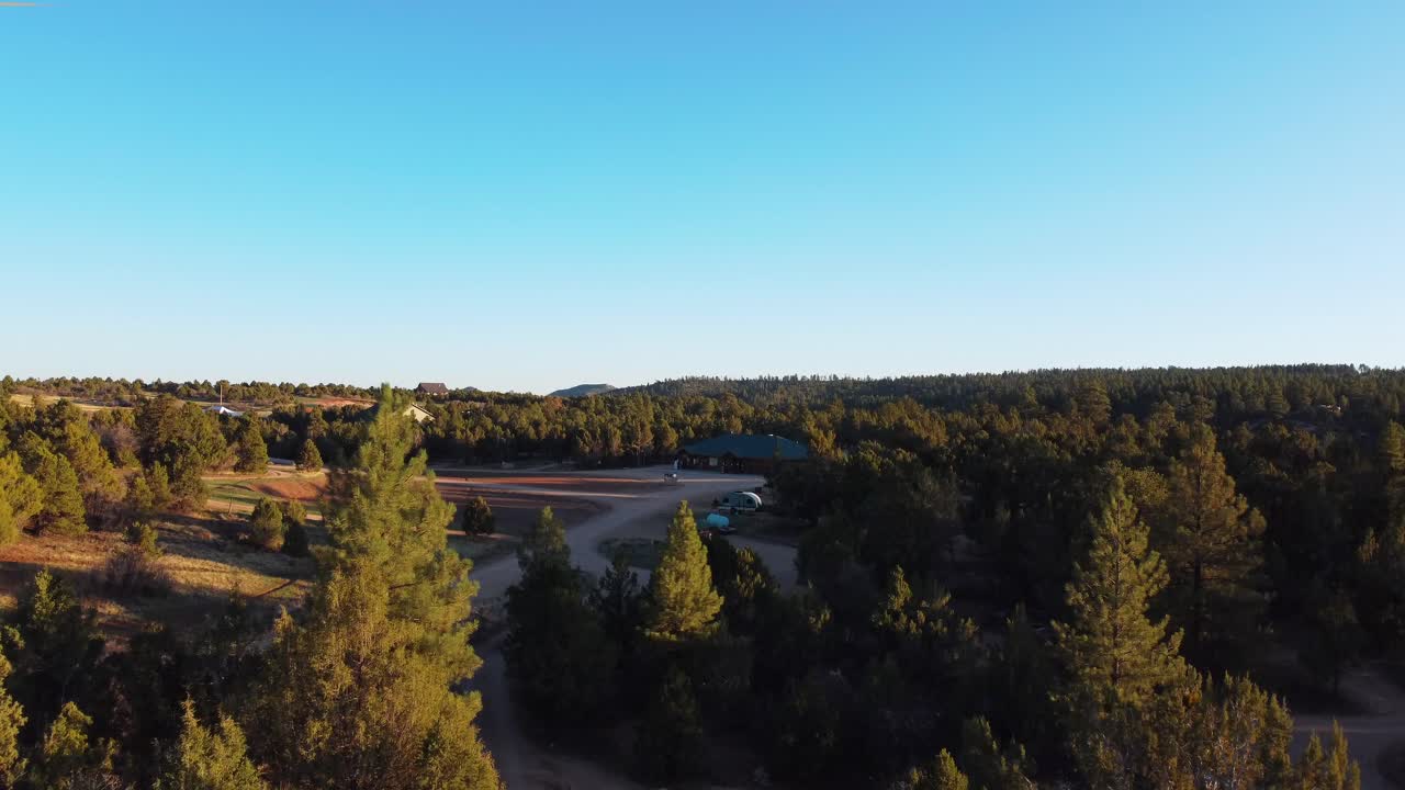 vista aérea del campamento y el bosque durante la puesta de sol