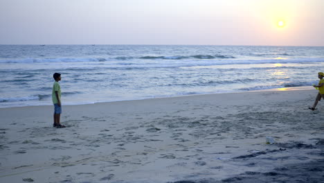 Jungs-Spielen-Frisbee-Am-Strand