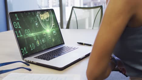 video de una mujer biracial trabajando en una computadora portátil con código binario en la pantalla