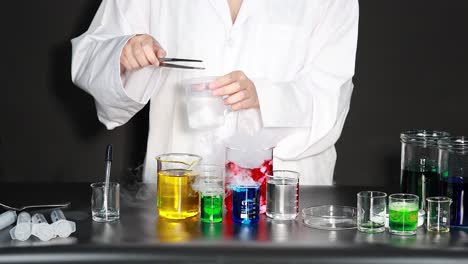 experimento científico con productos químicos de colores