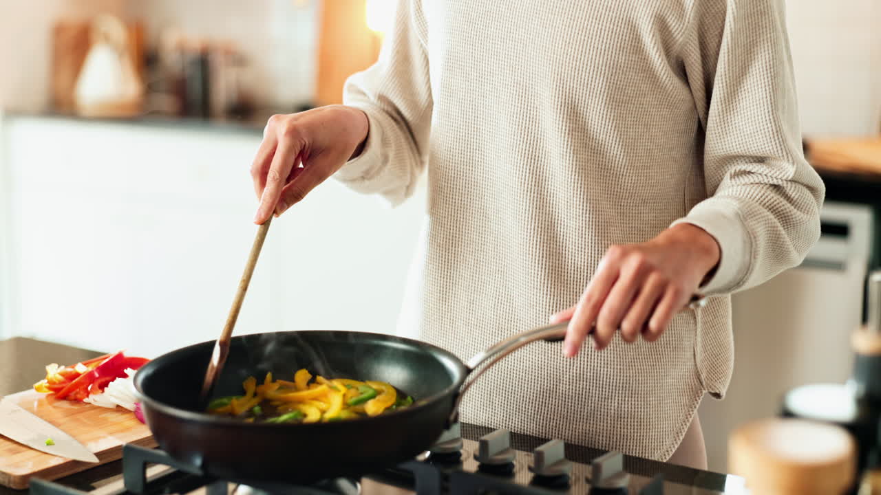 mujer cocinando verduras en la cocina