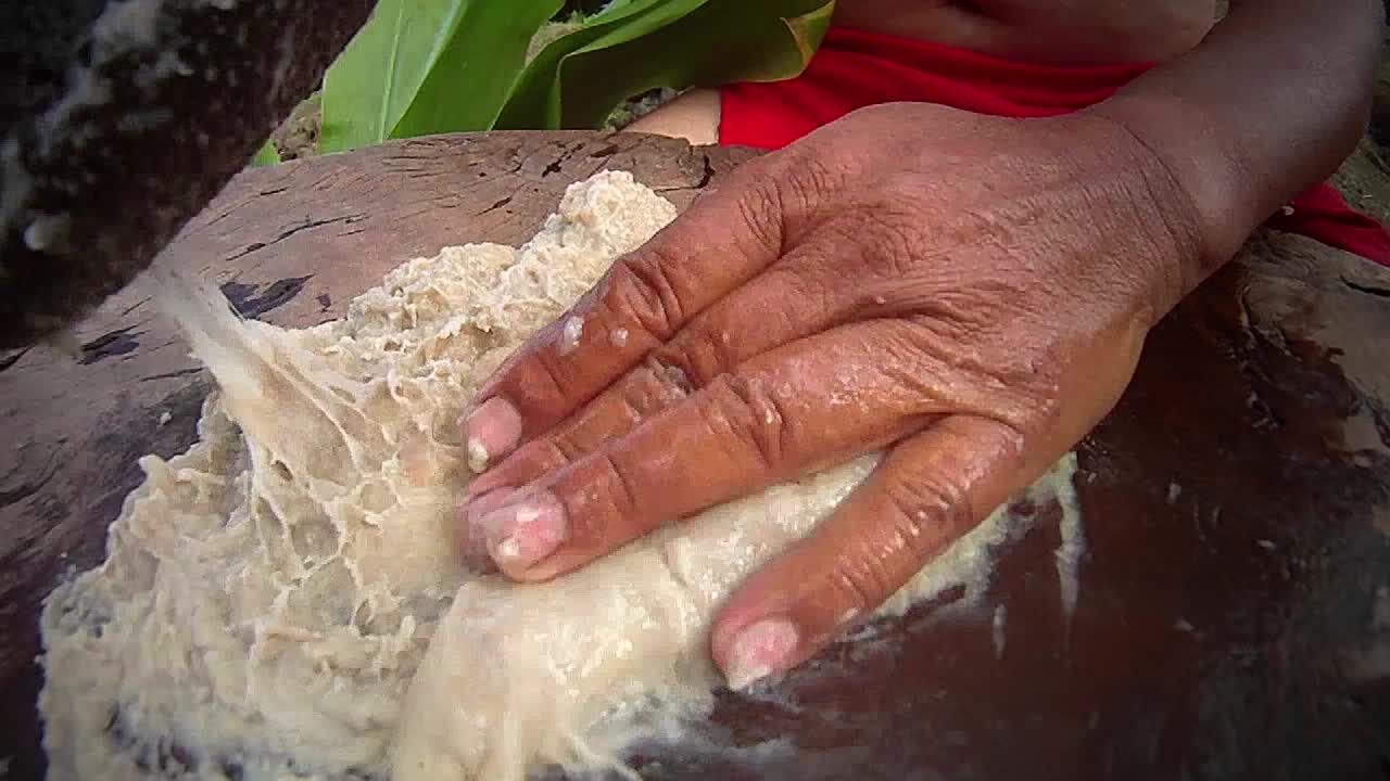 la pasta poi se muele en un mortero ion hawaii 3