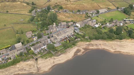 Drohnenaufnahmen-Eines-Ländlichen-Dorfes-In-Yorkshire-Mit-Einem-Mühlenkamin