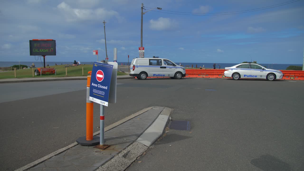 vehículos de servicio de emergencia - calle vacía - sydney, australia - pandemia de corona