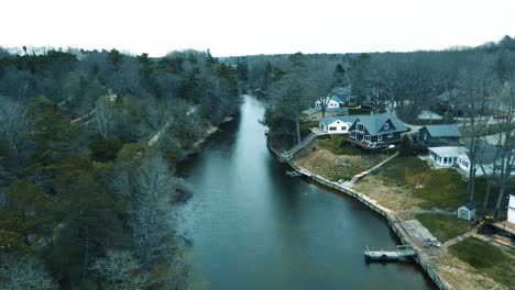 Abstieg-In-Eine-Verfolgungsbewegung-über-Einen-Kleinen-Nebenfluss,-Der-Zum-Lake-Michigan-Führt