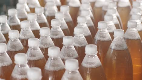 cinta transportadora con botellas para jugo o agua en una planta moderna de bebidas. producción moderna de agua dulce soda