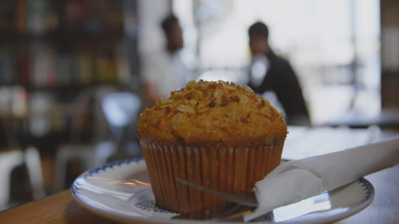 Animazione di notifiche dei social media su un muffin su un piatto in un bar