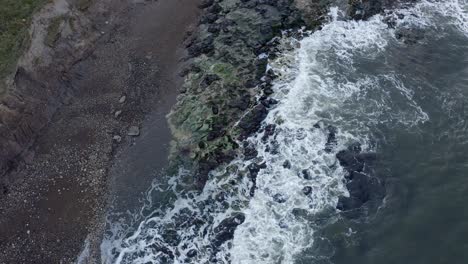 Luftaufnahme-Von-Oben-Nach-Unten-Von-Wellen,-Die-Gegen-Felsen-Krachen,-Küste-Von-Scarborough,-Großbritannien