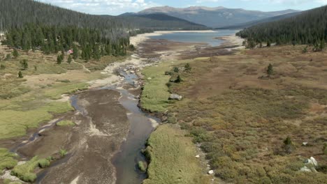 plataforma rodante aérea sobre un pequeño río hasta el embalse en colorado