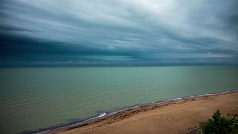 Dunkle-Meere:-Zeitraffer-Bedrohlicher-Dunkler-Wolken-Und-Regen-über-Strand-Und-Meer