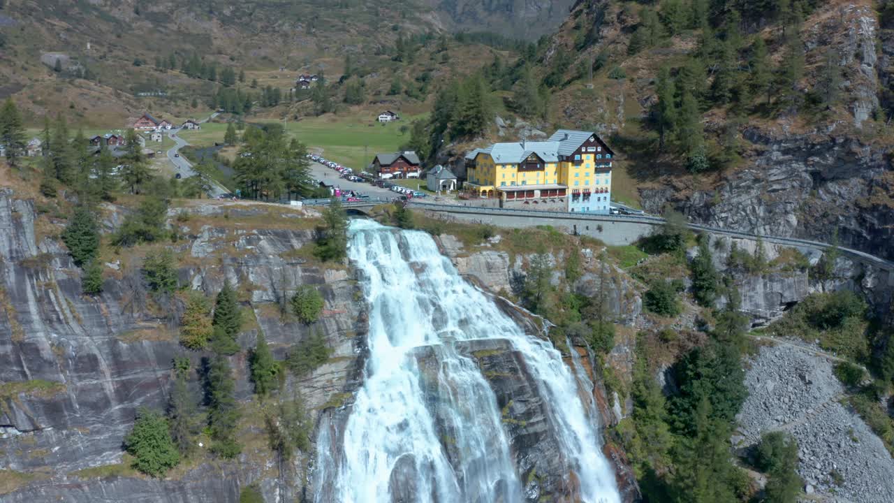 La Cascata del Toce precipita da una ripida parete, Val Formazza, Italia