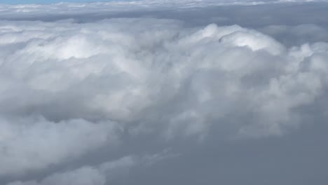 nubes gruesas blancas sobre las montañas del himalaya vistas desde la ventana de un avión volando