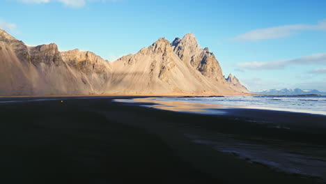 toma de drone de la playa de arena negra de stokksnes.