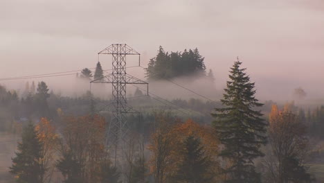 Hochspannungsleitungen-Im-Nebel