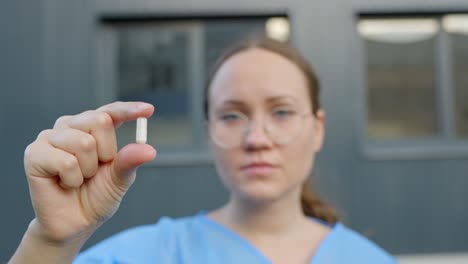Krankenschwester-Mit-Brille-Stellt-Neue-Medikamentenpille-Vor,-Vorderansicht